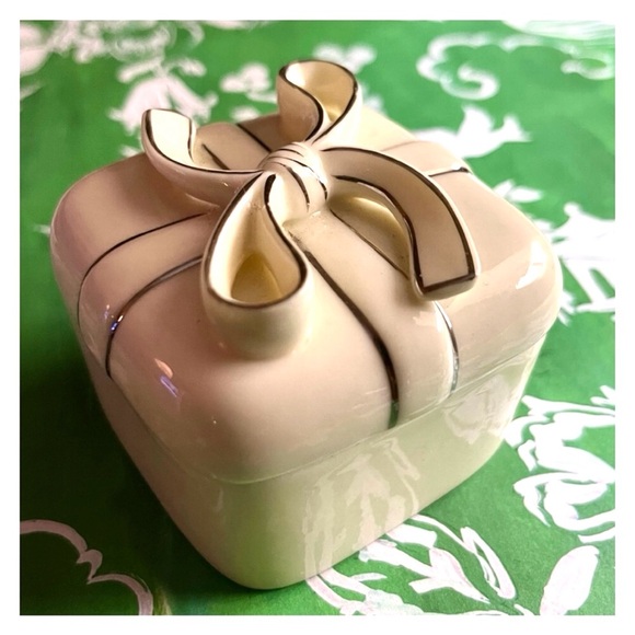 Vintage Porcelain Trinket/Ring Box with Bow Topped Lid - Picture 4 of 12